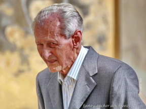 21-Kritischer Blick Piemont_Bildgröße ändern